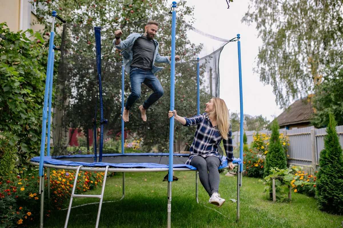 Muž skáče na trampolíně s ochrannou sítí